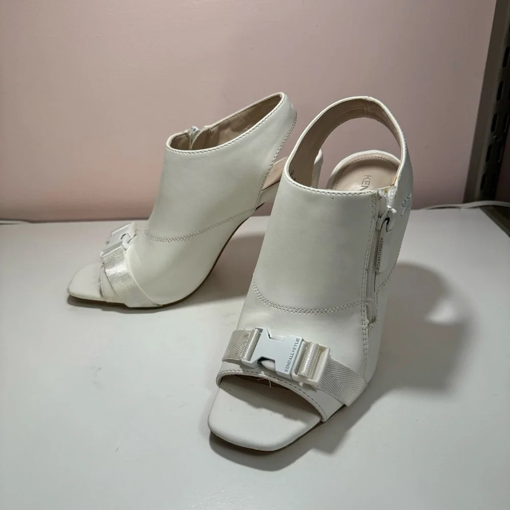 KENDALL + KYLIE Womens Zeno Faux Leather  Open Toe Slingback Heels